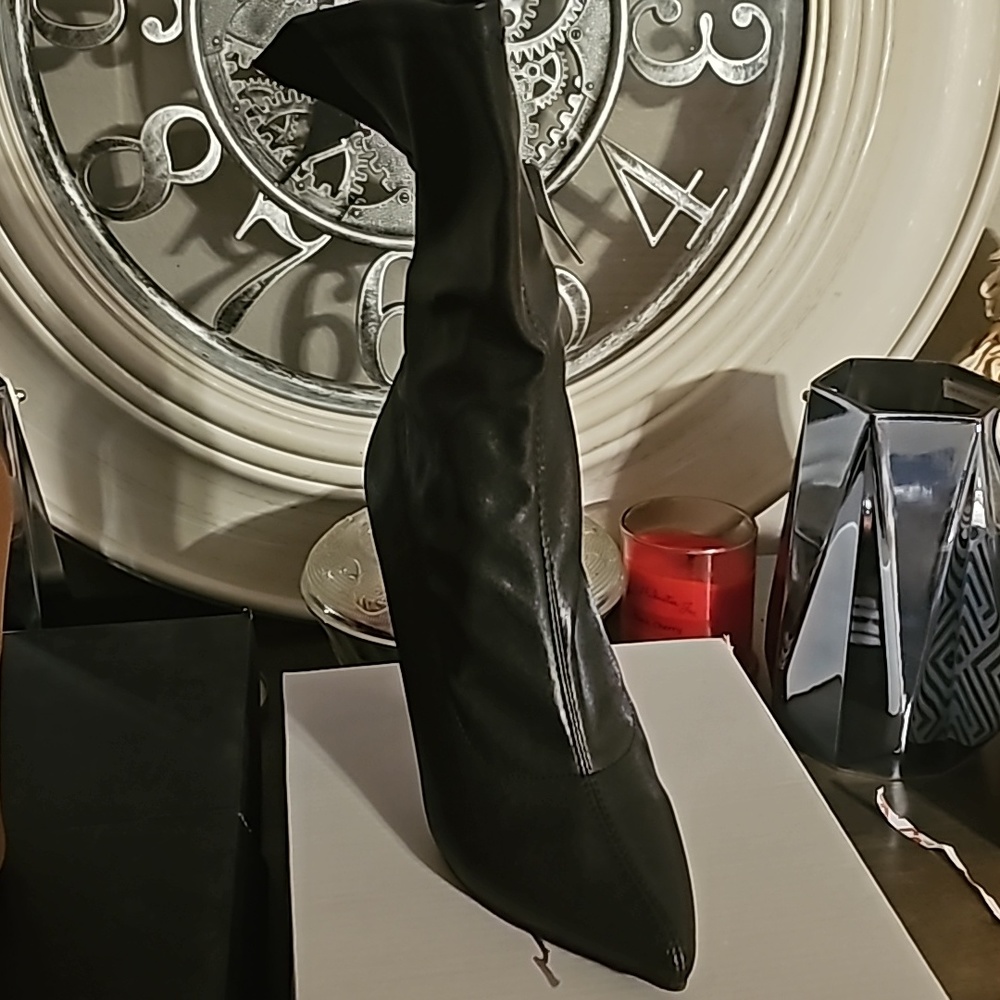 Olivia size 81\2 Knee length boot